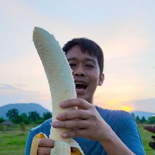 Izvadio i pokazao ogromnu bananu, a onda pokušao da je stavi u usta: Snimak zapalio milione, kako ju je progutao?!