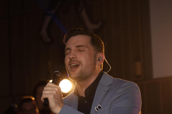 Njegova bol ne jenjava: Pevač objavio fotografiju žene koja mu je najviše značila, njegove reči razdiru dušu