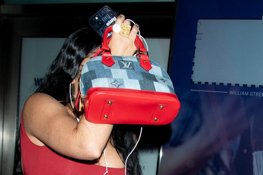 STAVILA BROJANICU IZMEĐU GRUDI, NAROD SAMO PILJI! Kad si ćerka MOĆNICE pa umisliš da MOŽEŠ SVE - DEVOJKO, ZABOGA!