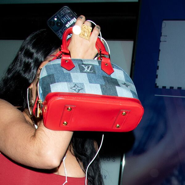 STAVILA BROJANICU IZMEĐU GRUDI, NAROD SAMO PILJI! Kad si ćerka MOĆNICE pa umisliš da MOŽEŠ SVE - DEVOJKO, ZABOGA!