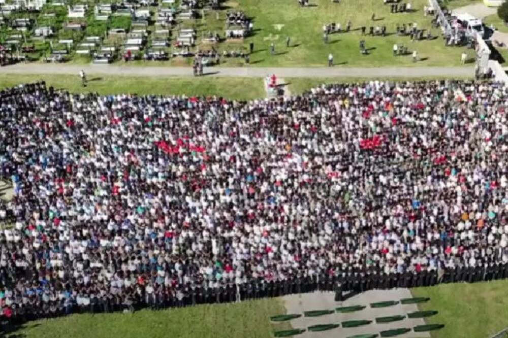Ovako narod ispraća stradale u razornim poplavama u Jablanici: Prizori koji kidaju dušu, region u suzama! (VIDEO)