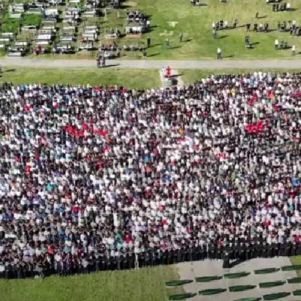 Ovako narod ispraća stradale u razornim poplavama u Jablanici: Prizori koji kidaju dušu, region u suzama! (VIDEO)