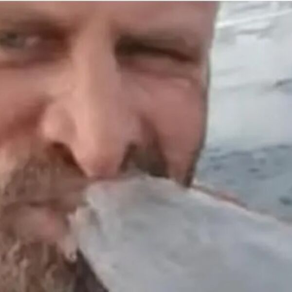 Ovaj ludi Rus bukvalno je spreman na sve: Kada vide šta radi, ljudi se masovno krste i hvataju za glavu (VIDEO)