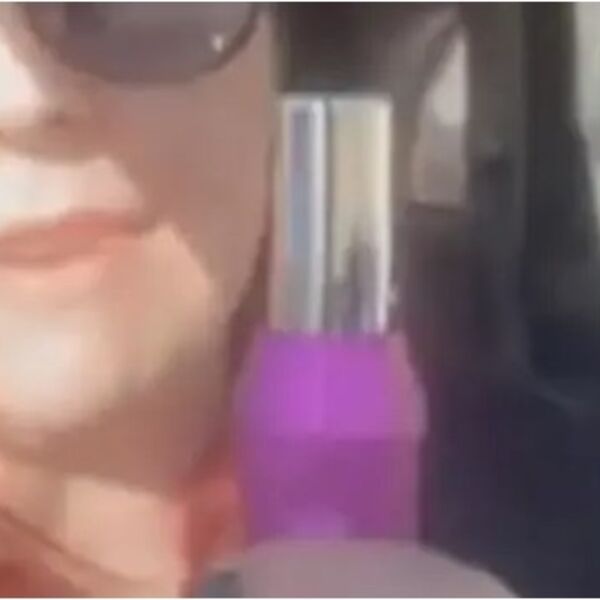 Unela je džinovski upaljač u kola i kliknula dugme: Ovo što sledi nije za svačije oči (VIDEO)