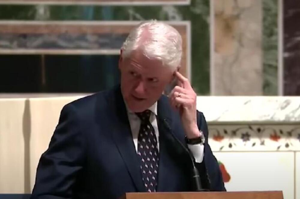 Šta to Bil Klinton unosi u avion?! Snimak odmah obišao svet, ljudi zure u samo jednu tačku (VIDEO)