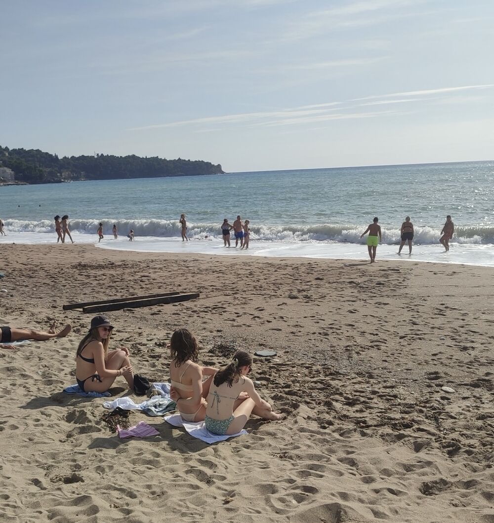 Deki (80) pozlilo na plaži u Sutomoru: Zahvaljujući Sari i Dušanu iz Kruševca dan nije završen tragično!