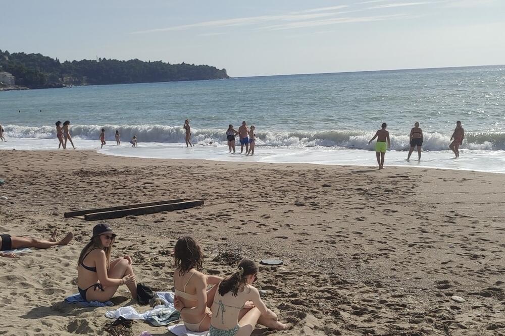 Deki (80) pozlilo na plaži u Sutomoru: Zahvaljujući Sari i Dušanu iz Kruševca dan nije završen tragično!