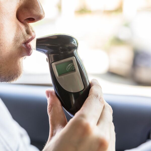 MISLITE NA BEZBEDNOST SEBE I DRUGIH: Proverite nivo alkohola ako niste u stanju da vozite!