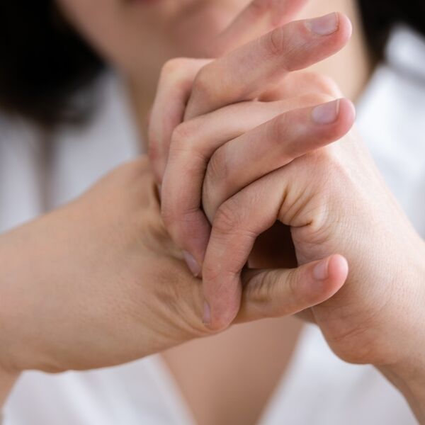 Neprevaziđeni trik vojne medicine: Pritisnite samo 1 tačku na prstu, momentalno ćete se rešiti bola