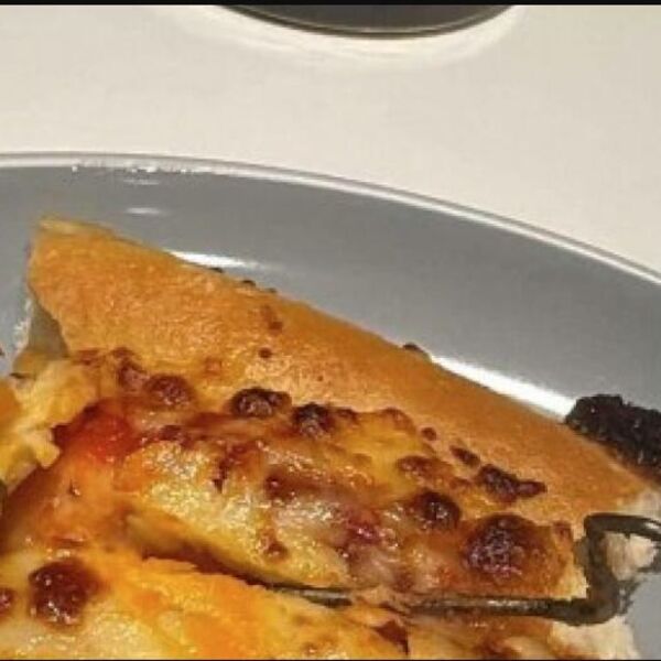 Htela da pojede picu, pa zagrizla metalnu stvar u njoj! Kad je videla šta je u pitanju, preseo joj život