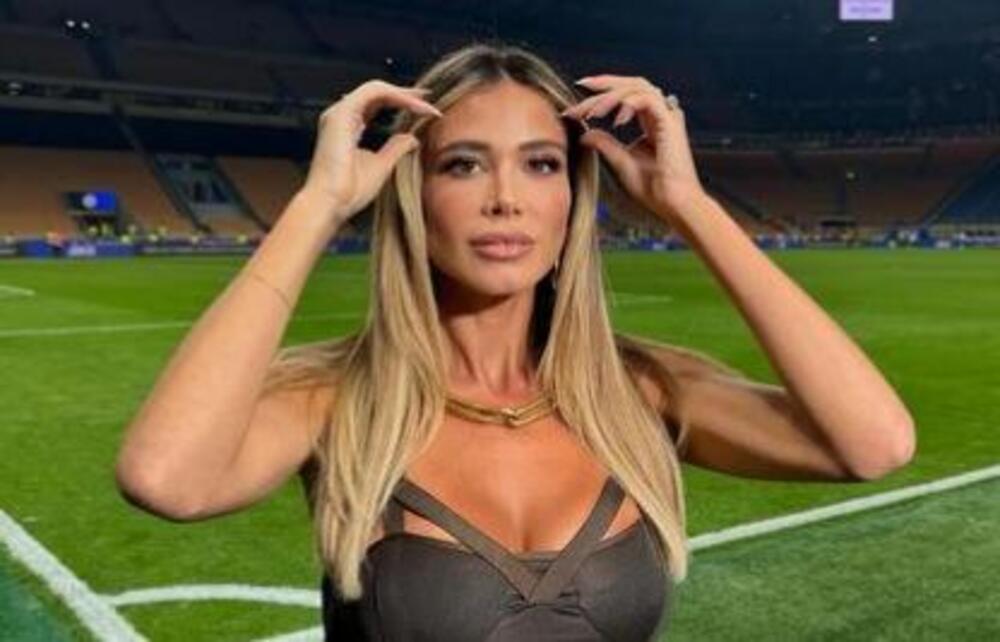 Sportska novinarka vratila se na scenu u svom stilu: Pozirala na kauču, skoro pa ko od majke rođena (FOTO)