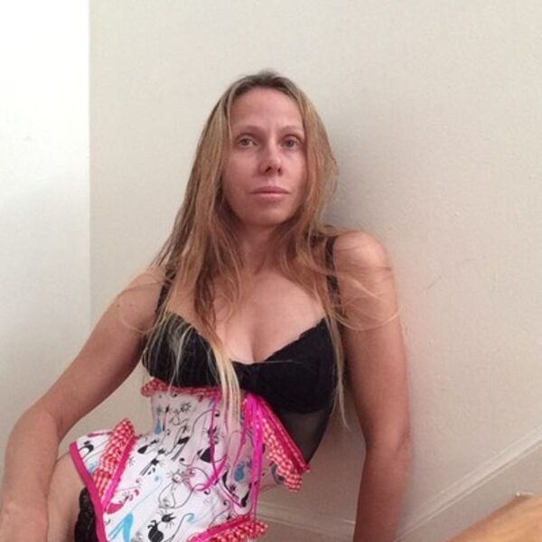 Jao, ovo sigurno boli! Ove fotke nisu za svačiji stomak: Sara nosi korsete 23 sata dnevno i izgleda strašno...