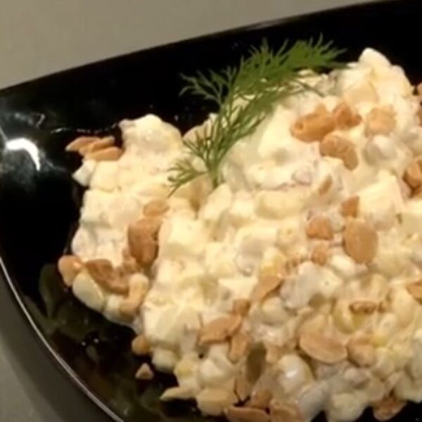 Da li ste jeli nešto ukusnije? Pileća salata sa kikirikijem i susamom, tako kremasta i spremna za pola sata