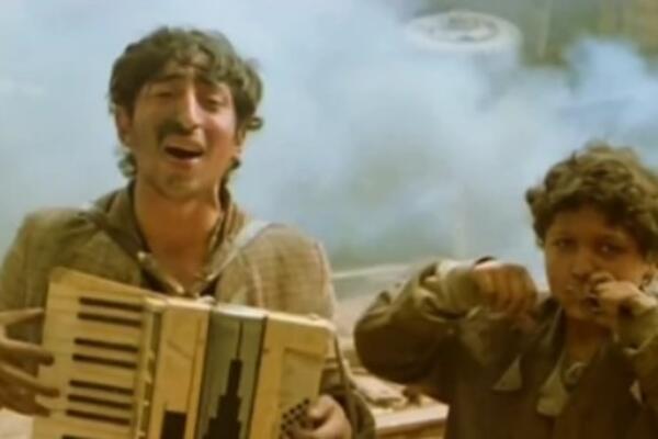 IGRAO JE DEČAKA MUZIČARA U KO TO TAMO PEVA, A EVO GA NAKON 4 DECENIJE: Svaki dan ga srećete, a ne znate da je on