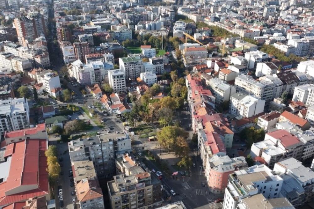 Ovo naselje se nalazi na dve gradske opštine: Tu su odrasle i živele neke od naših najvećih legendi