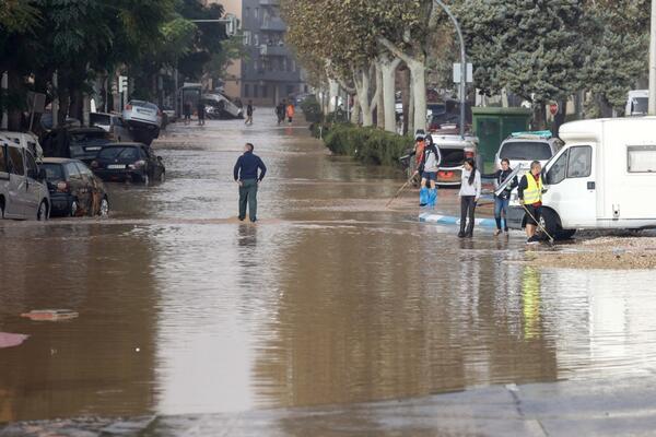 Bujice nose kola, voda nekontrolisano prodire! Apokaliptični prizori iz Bugarske, ima i stradalih! (FOTO/VIDEO)