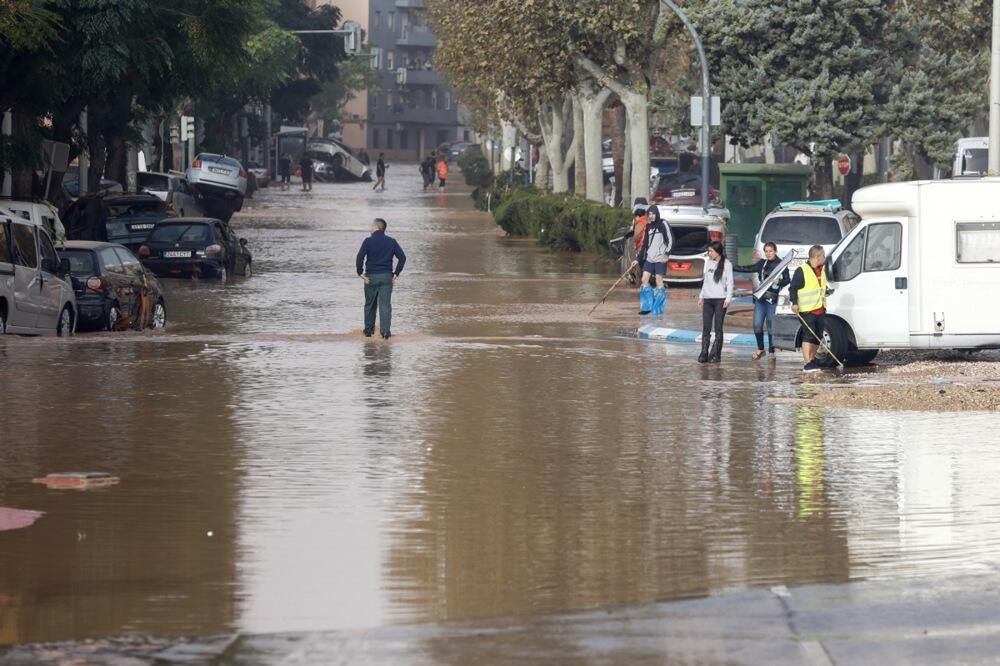 Škole zatvorene, ljudi se penju na kola da prežive! Strašna oluja pokosila komšije, evo kada će dostići vrhunac!