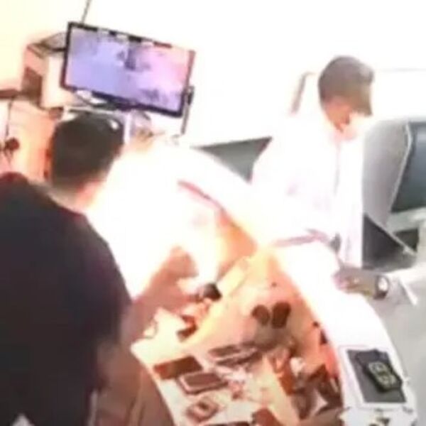 Čekali u radnji da kupe telefon, a onda im je on eksplodirao pravo u facu: Video gledajte na svoju odgovornost