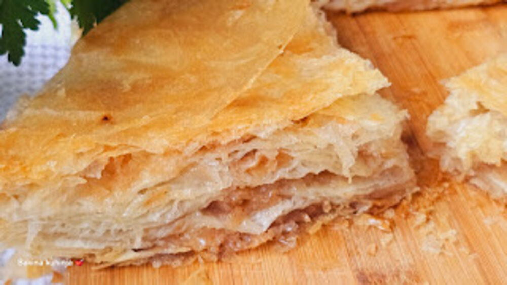 Burek sa mesom na tacni