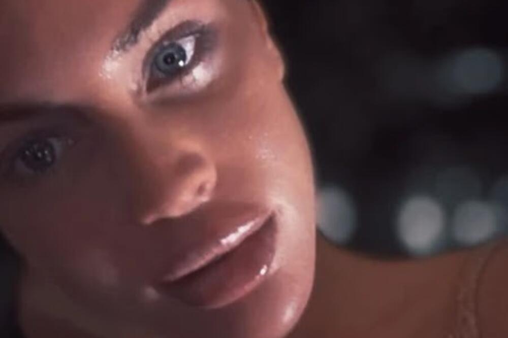 Gori more, tope se planine: Supruga Ognjena Amidžića nauljena prošetala egzotičnom destinacijom (FOTO)