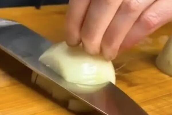 Domaćice ovo nemaju pojma: Samo ovako se luk secka bez suza, neprijatnih mirisa i gubljenja vremena