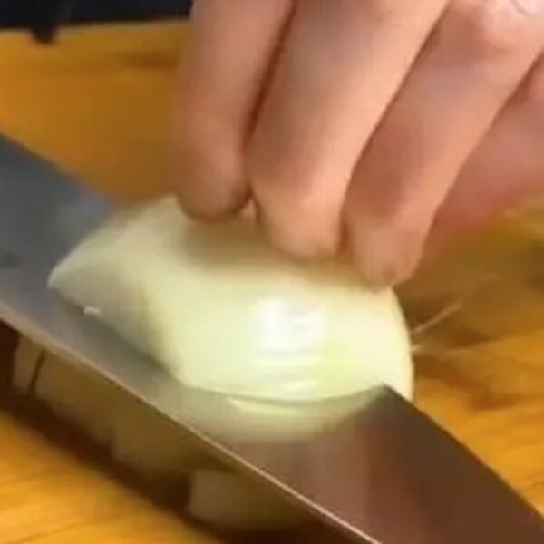 Domaćice ovo nemaju pojma: Samo ovako se luk secka bez suza, neprijatnih mirisa i gubljenja vremena