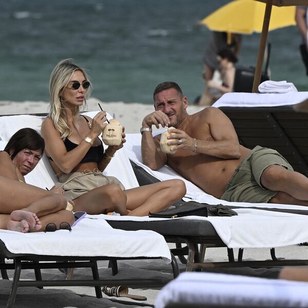 Princ Rima je opet nasmejan zahvaljujući plavokosoj bombetini: Posle razvoda se zaljubio u nju, bikini bomba! FOTO