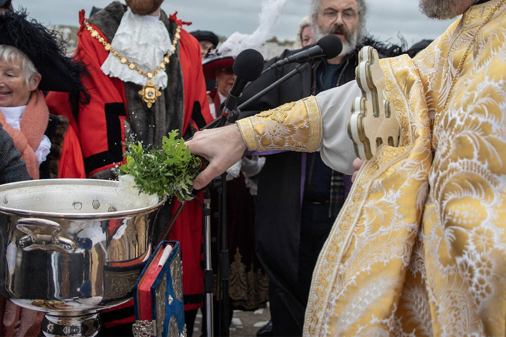 Zbog ovoga izleteo iz kuće ljut kao furija: Žena pobesnela kad je pop došao da joj osvešta vodicu zbog šok poteza