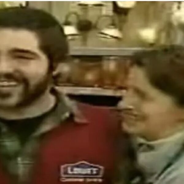 Tražio ju je ceo život: Posle 22 godine, usvojeni dečak otkrio da je radio u istoj prodavnici sa majkom (VIDEO)