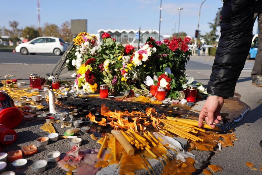 Uhapšen muškarac koji je oskrnavio mesto gde se odaje pošta nastradalima u padu nadstrešnice u Novom Sadu!
