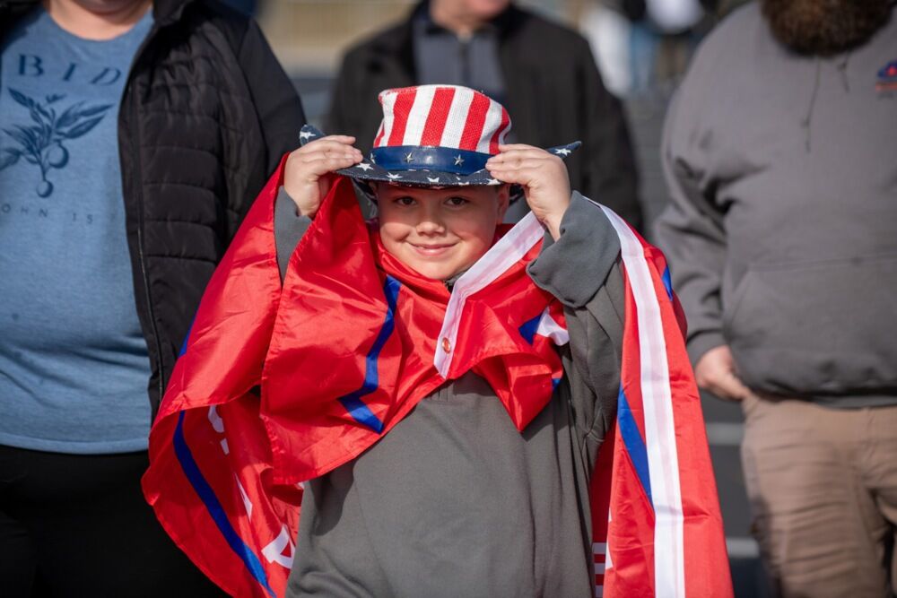 Dečak ogrnut zastavom Amerike 