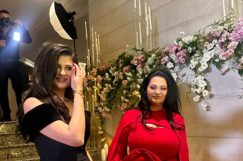 Jana otkrila kako su se njene kolege ponašale na Kristininom punoletstvu: Jedan pevač ju je skroz ostavio bez reči