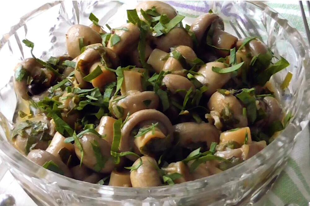 Posna slojevita salata sa krompirom i pečurkama je čista desetka! Recept lak kao pero, a ukus će oduvati baš sve