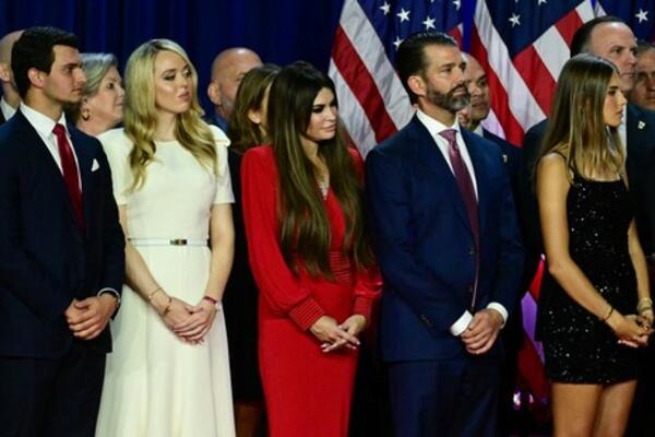 MOŽE KAKO HOĆE JER JE UNUKA PREDSEDNIKA! Stala ispred "Kuće naroda" i pokazala čime raspolaže - LJUDI ŠOKIRANI