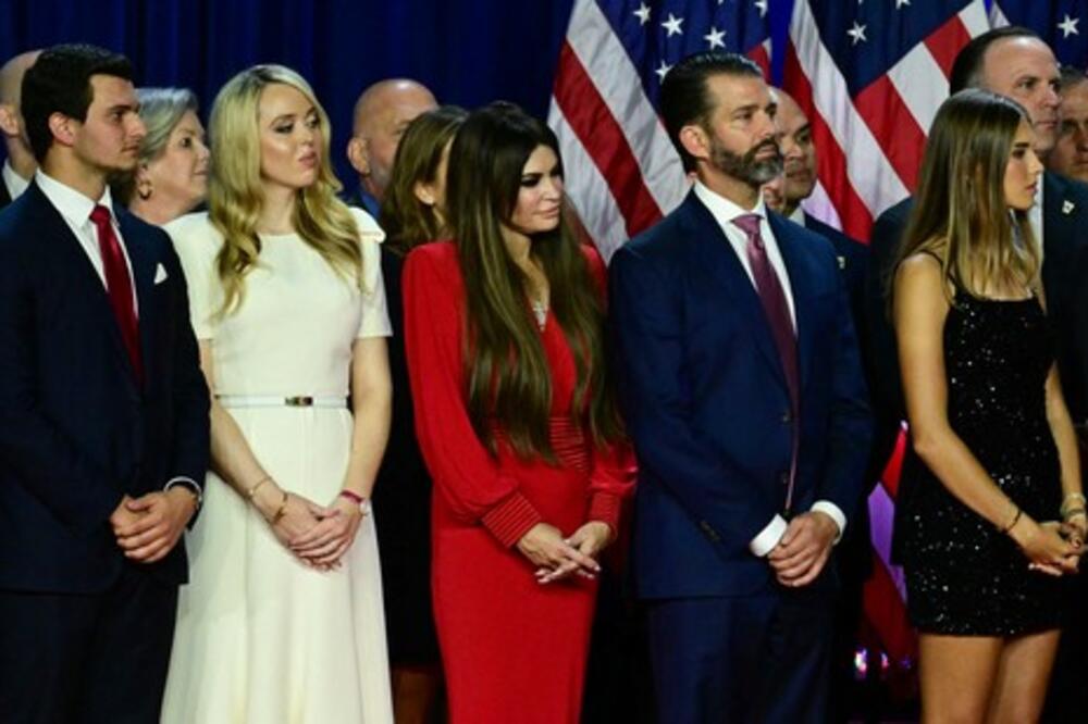 MOŽE KAKO HOĆE JER JE UNUKA PREDSEDNIKA! Stala ispred "Kuće naroda" i pokazala čime raspolaže - LJUDI ŠOKIRANI