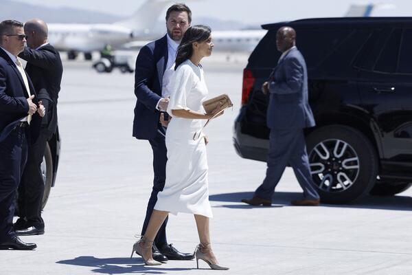 TRAMPOVA DESNA RUKA ČEKA ČETVRTO DETE! Potpredsednik Amerike podelio srećne vesti, otkrio i pol bebe (FOTO)