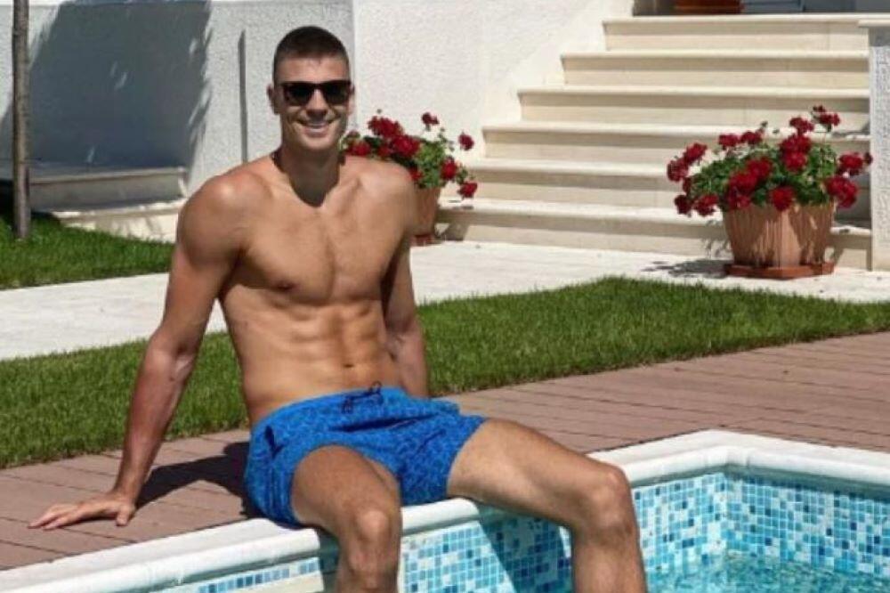 EVO ŠTA JE NIKOLA RADIO 15 DANA PRE RASKIDA SA KARLEUŠOM! Bili su zajedno u hotelu? Osvanula slika