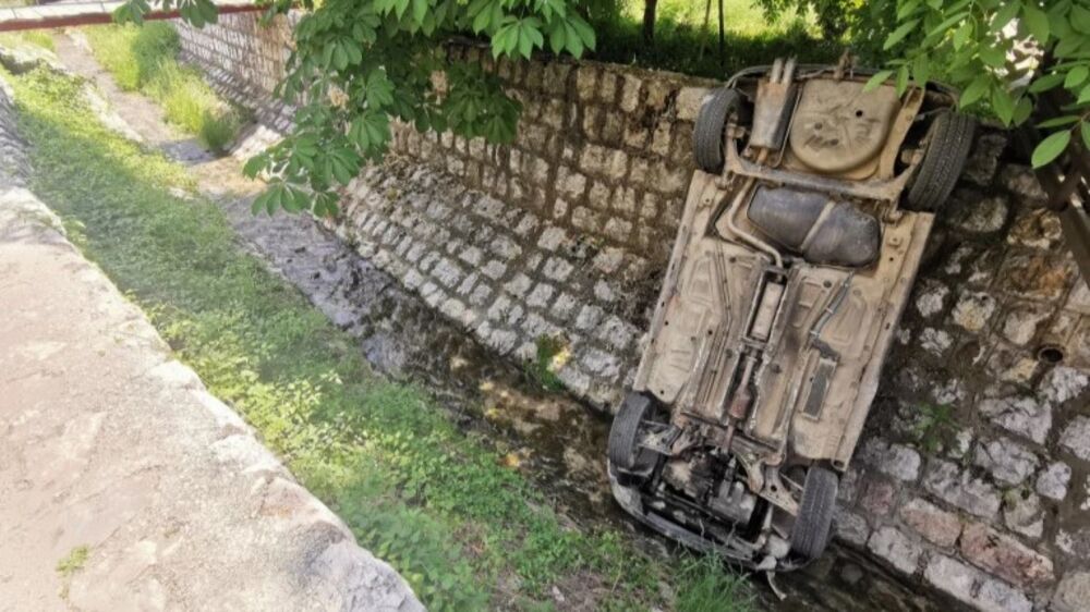 Prevrnuti autom obil