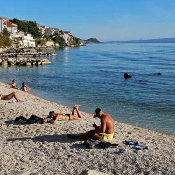 Dok se mi mrzemo, oni se kupaju i nose letnju garderobu: Slike iz komšiluka će vam naterati suze na oči! (FOTO)