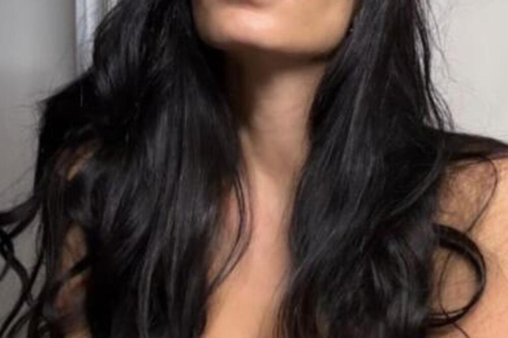 FATALNA SRPKINJA POKAZALA BEZOBRAZAN DEOKLTE: Od ovog prizora vilice padaju, crnka pokazala čime raspolaže (FOTO)