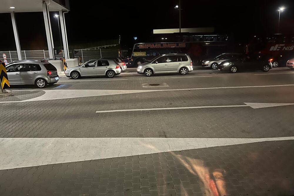 Haos ponovo na Dobrakovu: Ogromna gužva na graničnom prelazu sa Crnom Gorom