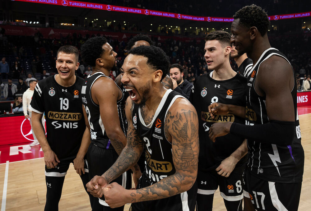 Karlik Džons sa igračima Partizana