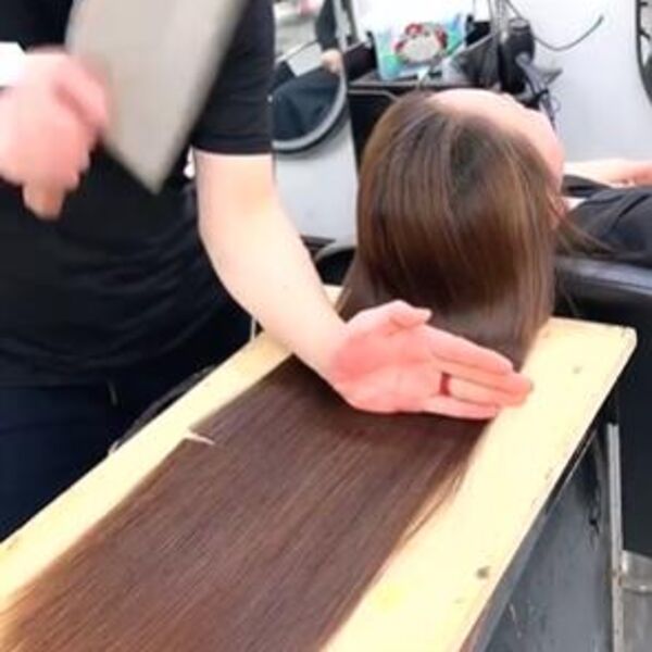 Snimak ovog frizera zapalio mreže! Umesto makaza koristi sataru, kad ovo vidite neće vam biti svejedno