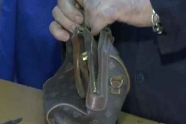 Kupila je torbicu u "sekond hend" radnji, a onda je našla jezivu poruku: Ono što je pročitala zauvek će pamtiti!