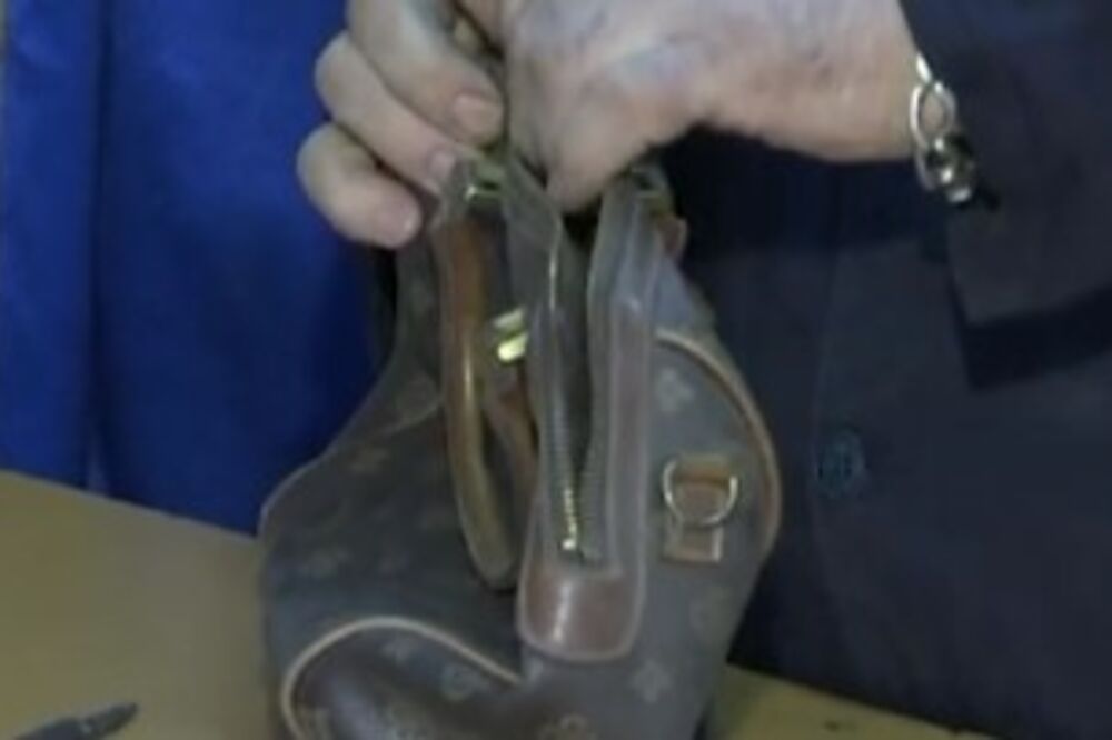 Kupila je torbicu u "sekond hend" radnji, a onda je našla jezivu poruku: Ono što je pročitala zauvek će pamtiti!