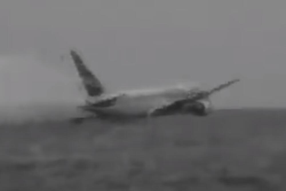 Snimak jedne od najtragičnijih otmica u istoriji: Avion leti tik iznad vode, a onda udara u more! (VIDEO)