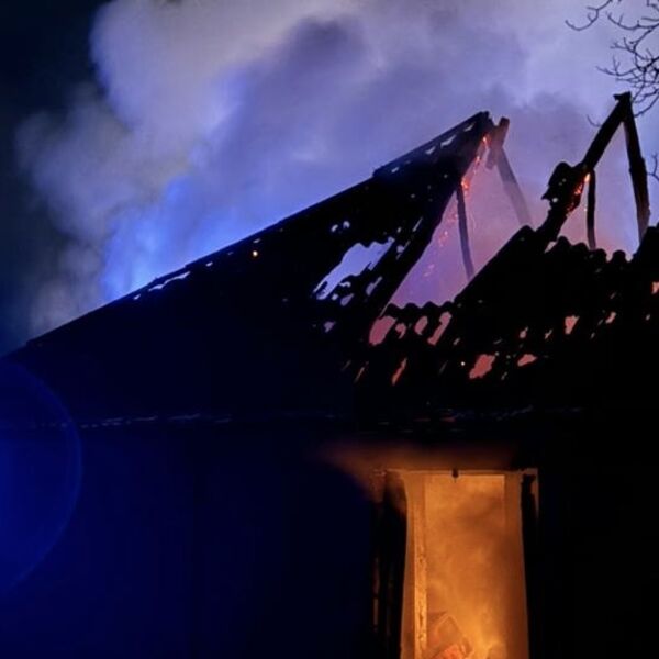 Prve slike spaljene kuće Alije Balijagića: Vatrogasci zatekli požar u poodmakloj fazi, krov skroz uništen (FOTO)