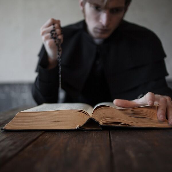 "Želim mu služiti u svakom dahu..." Mladić hoće da postane sveštenik, ali zbog devojke ima jedan ogroman problem!