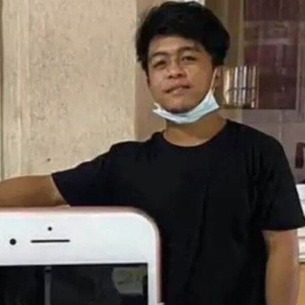 Naručio je Ajfon preko interneta: Kada mu je stigao paket, nije znao da li da se smeje ili da plače (VIDEO)