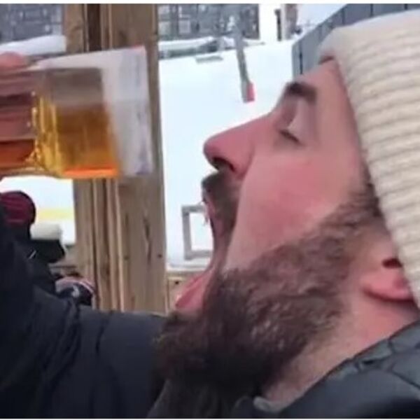 Hteo je da proveri koliko je zaleđeno pivo u čaši: Sledeće sekunde svi su mu se smejali, video popravlja dan